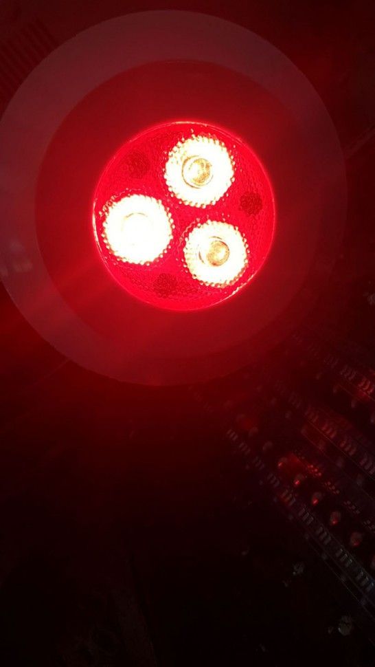 Прожектор полностью из ABS-пластика с 3 Power Led свет Красный с ножкой.  Купить по низкой цене.
